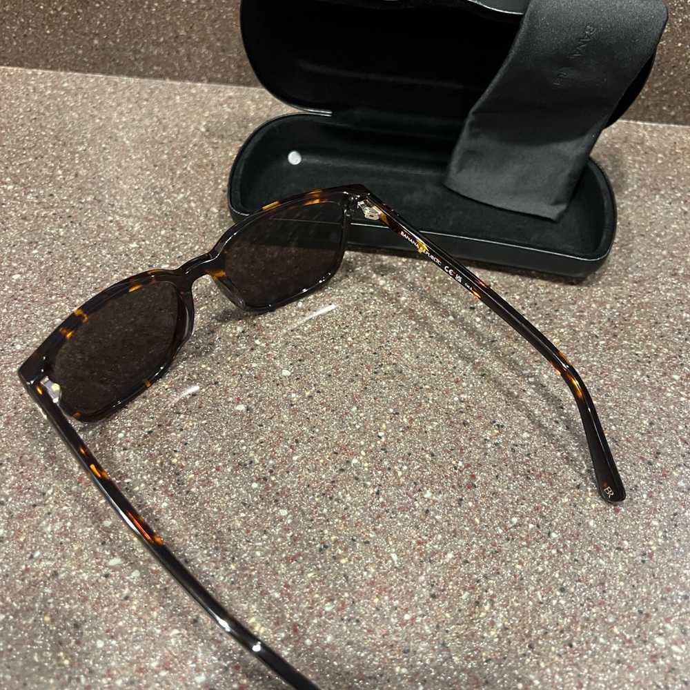 Banana Republic Brown Sunglasses Tortoiseshell Design (NWOT) - Picture 3 of 4